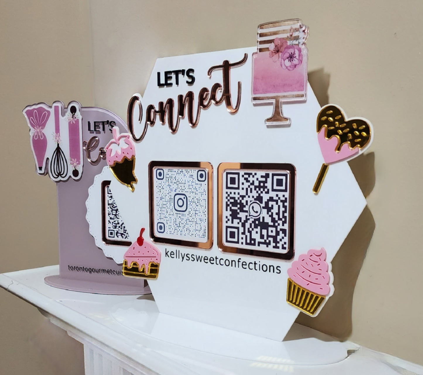 SOCIAL MEDIA QR CODE PLAQUE.