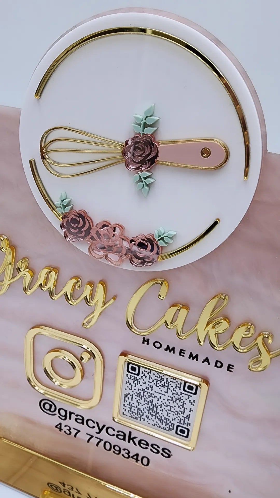 SOCIAL MEDIA. QR CODE PLAQUE.