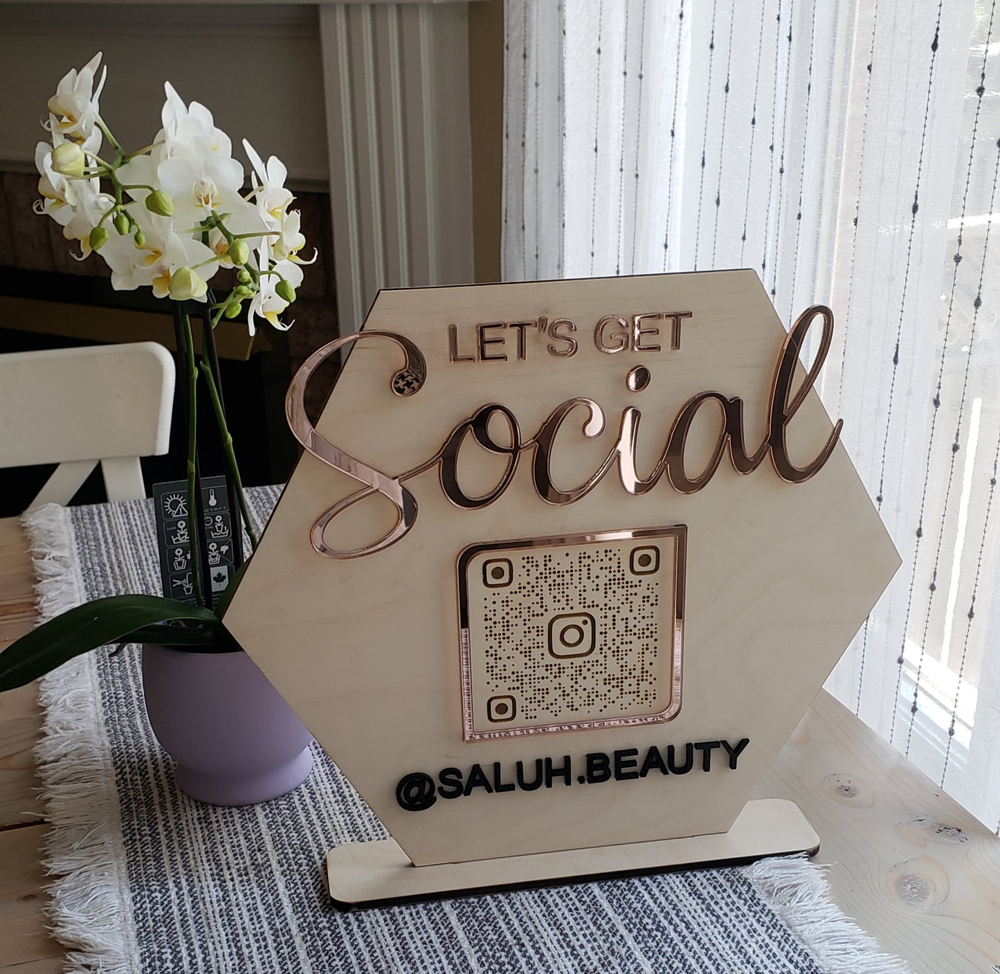 SOCIAL MEDIA. QR CODE PLAQUE.