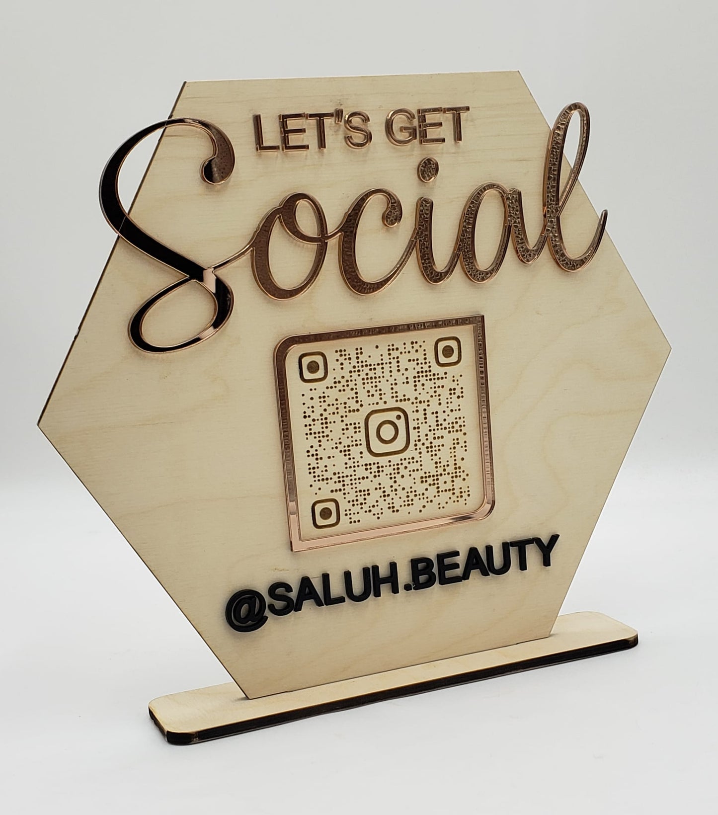 SOCIAL MEDIA. QR CODE PLAQUE.