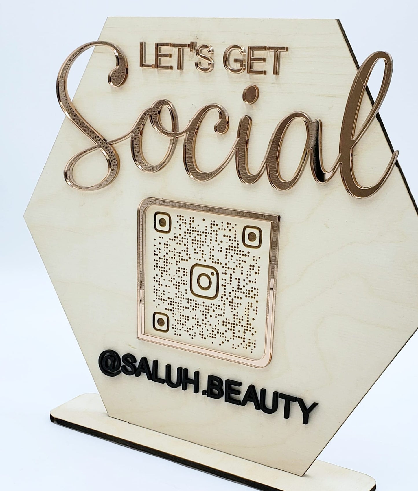 SOCIAL MEDIA. QR CODE PLAQUE.
