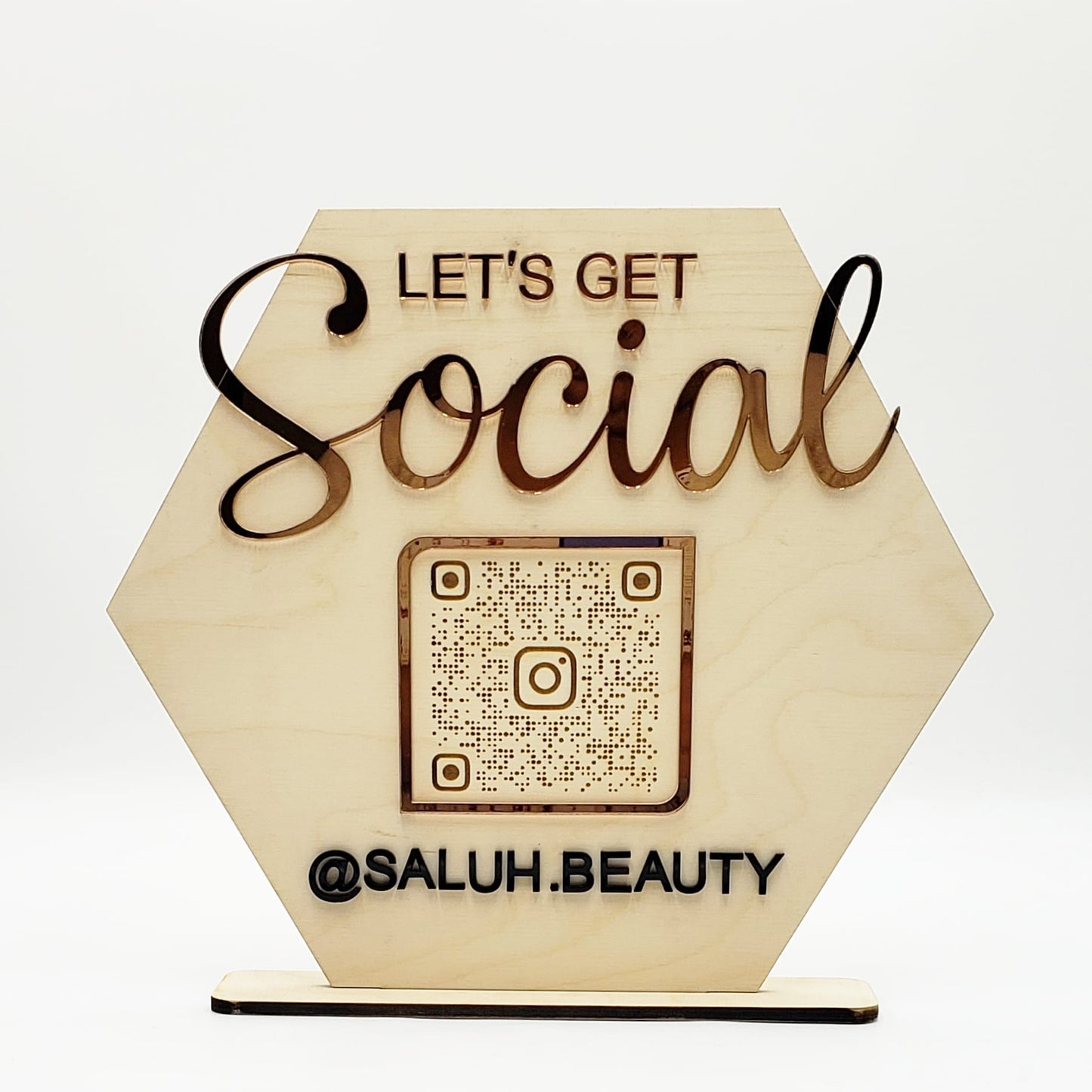 SOCIAL MEDIA. QR CODE PLAQUE.