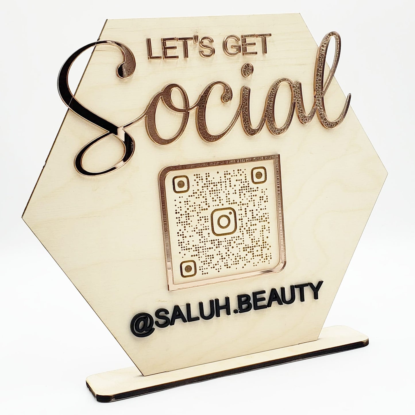 SOCIAL MEDIA. QR CODE PLAQUE.
