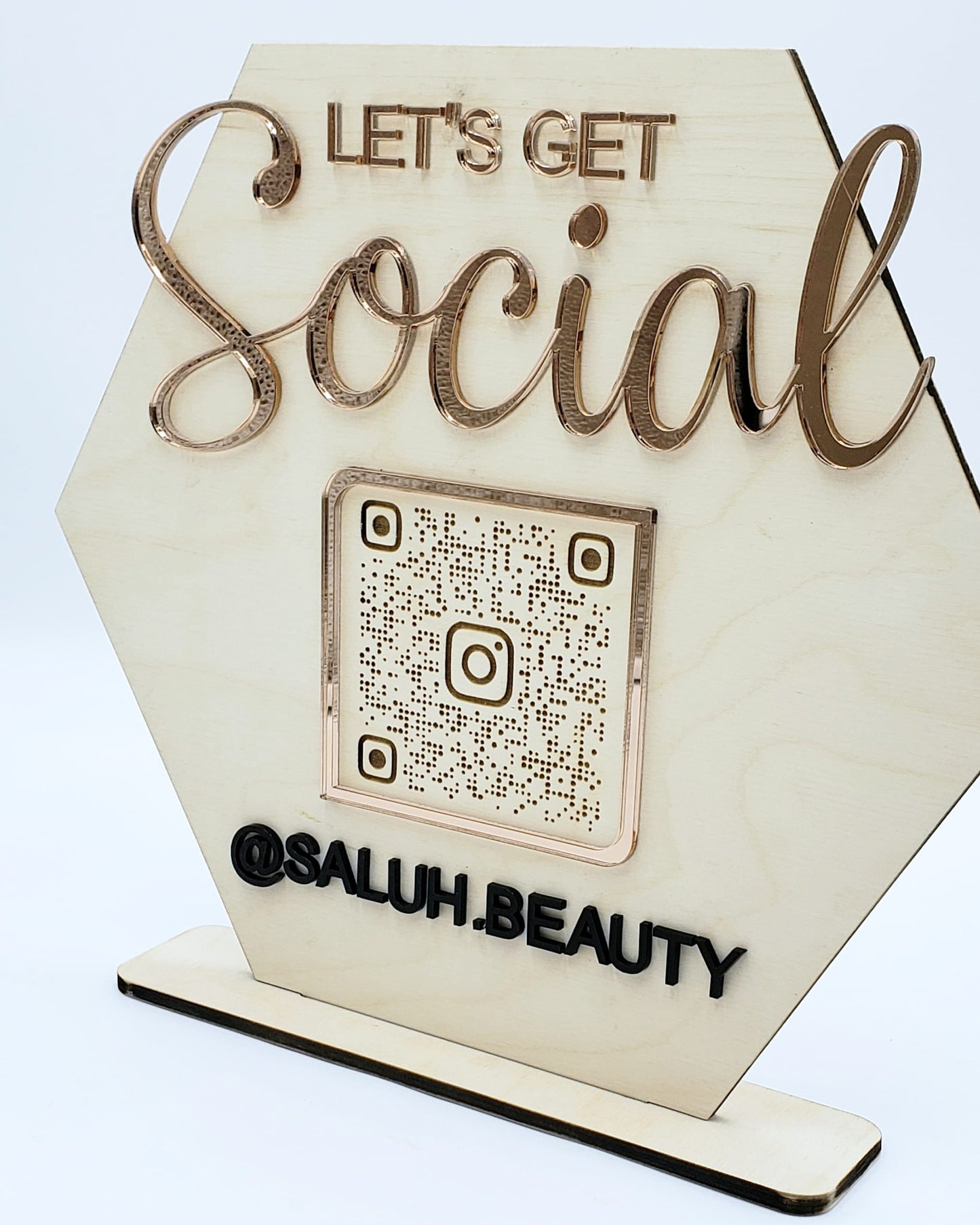 SOCIAL MEDIA. QR CODE PLAQUE.